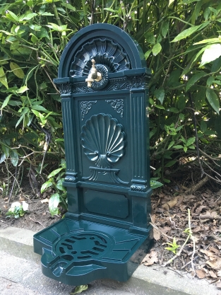 Sockelbrunnen, Aluminium, Messinghahn, grün